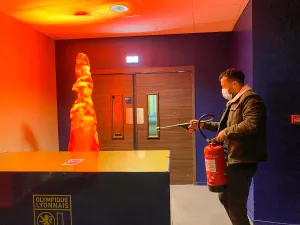 Homme utilisant un extincteur lors d'un atelier de sécurité incendie