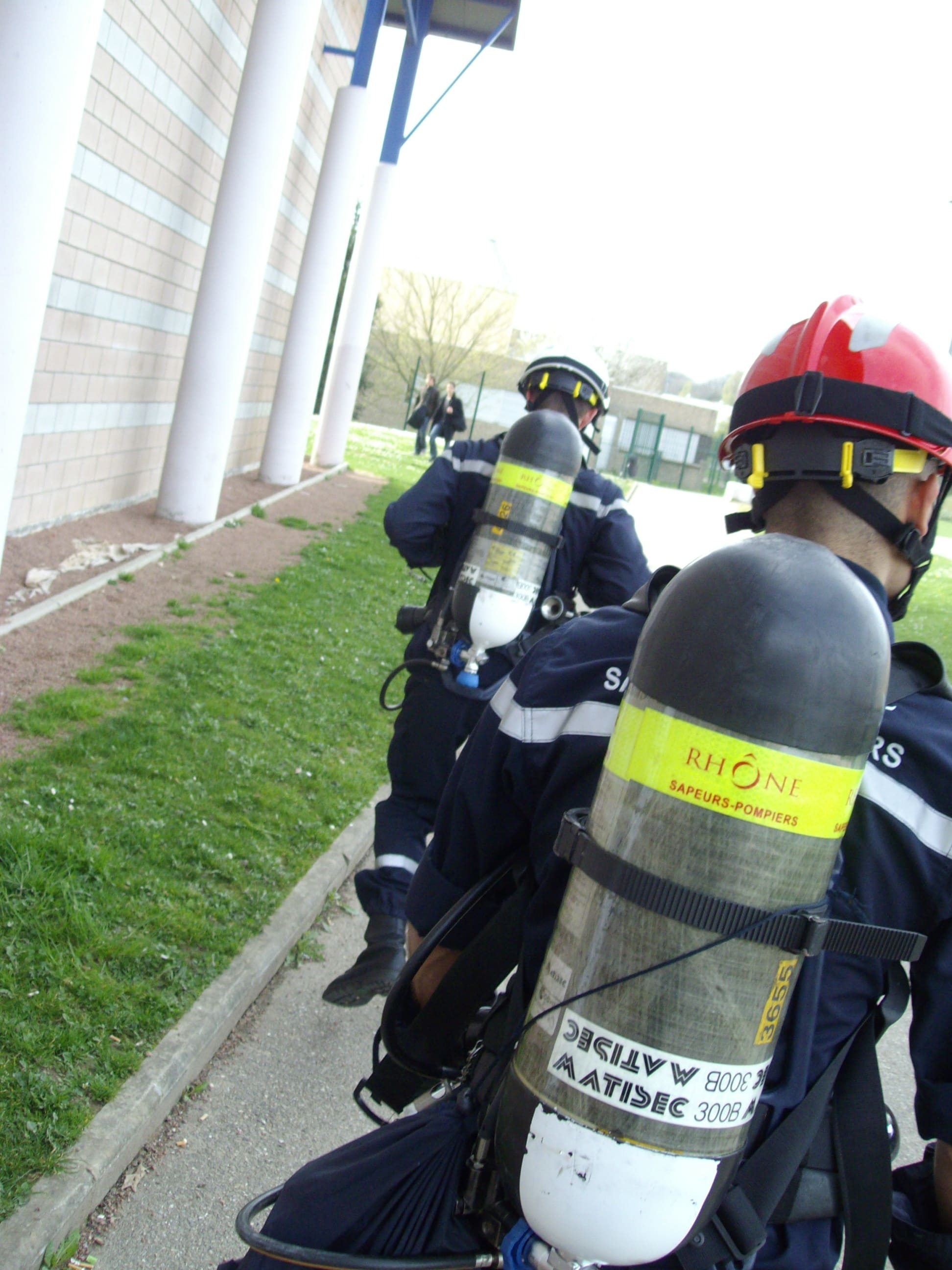 Pompiers portant des appareils respiratoires