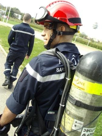 Pompier avec appareil respiratoire isolant en formation