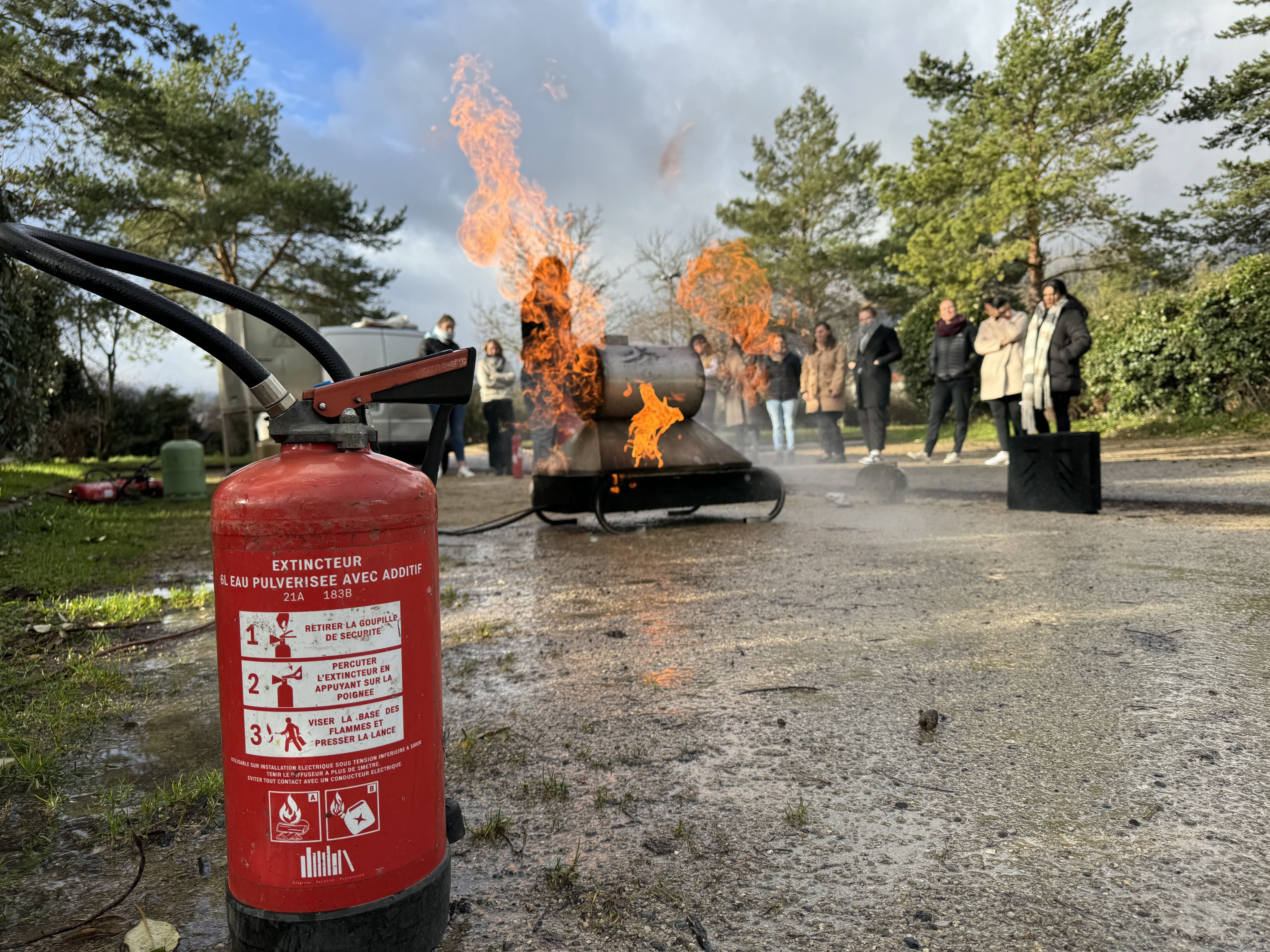 Extincteur près d'un feu lors de formation incendie