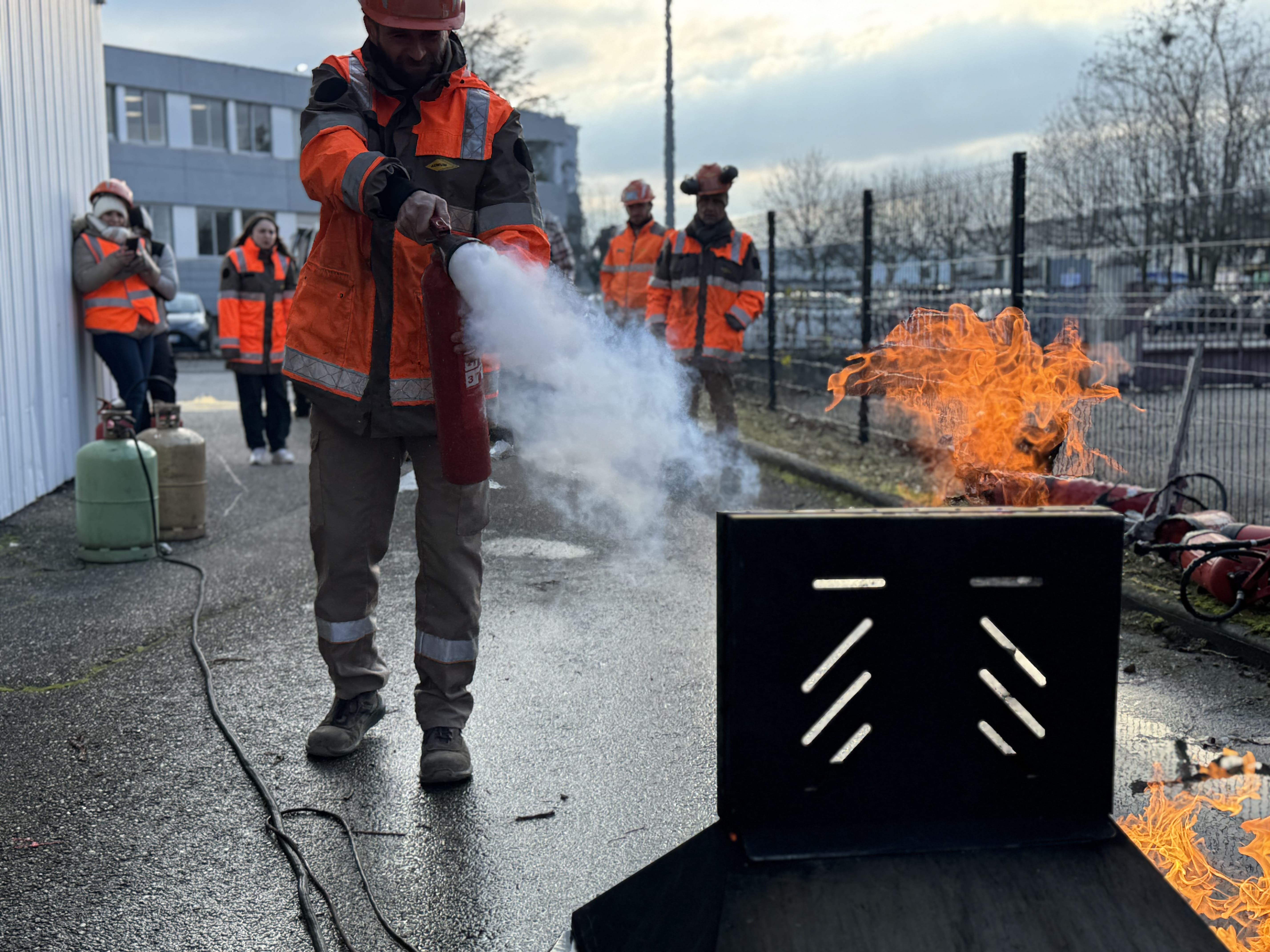 Formation à l'utilisation d'un extincteur contre un incendie