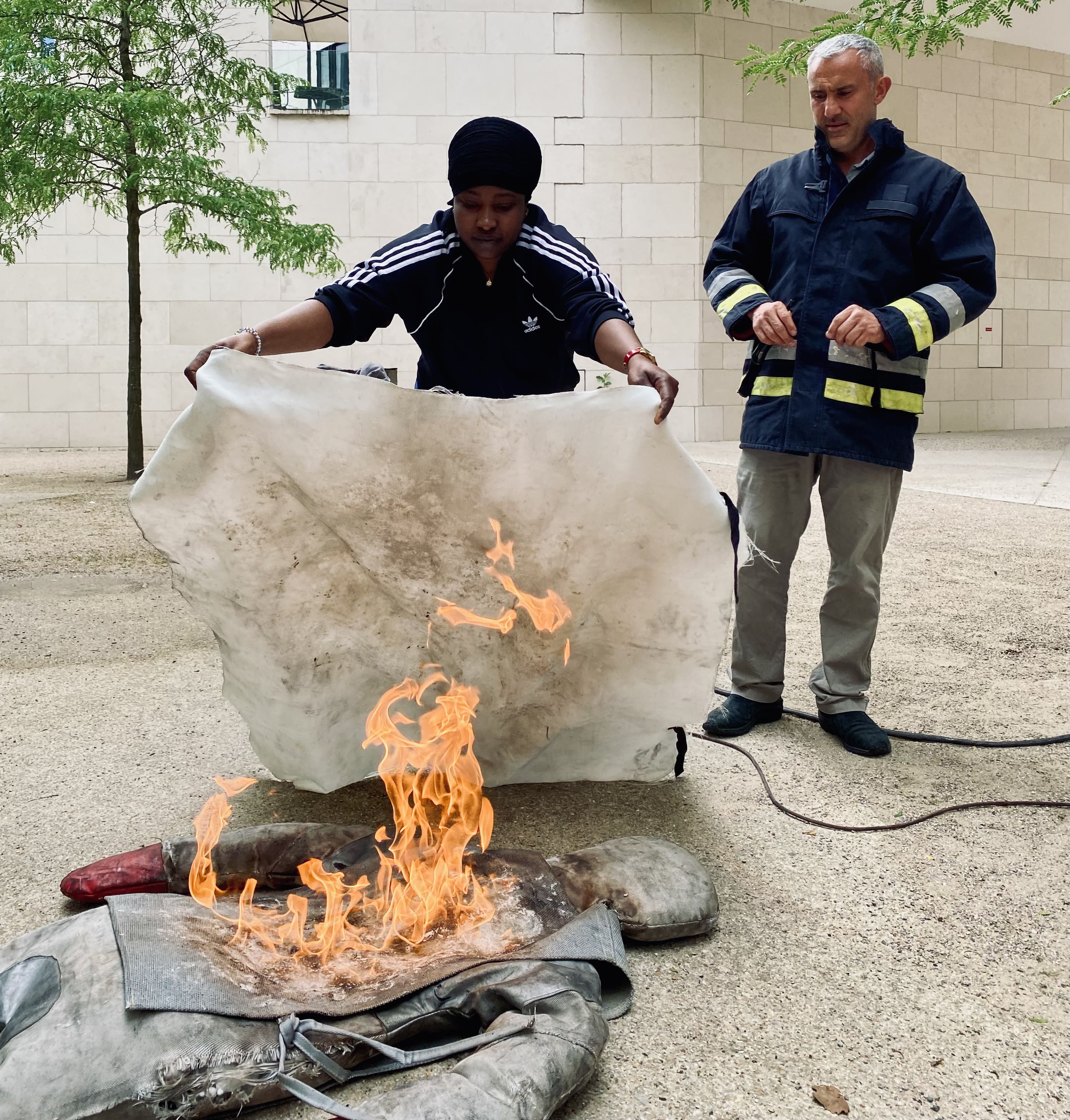 Formation pratique sur la gestion d'un incendie.