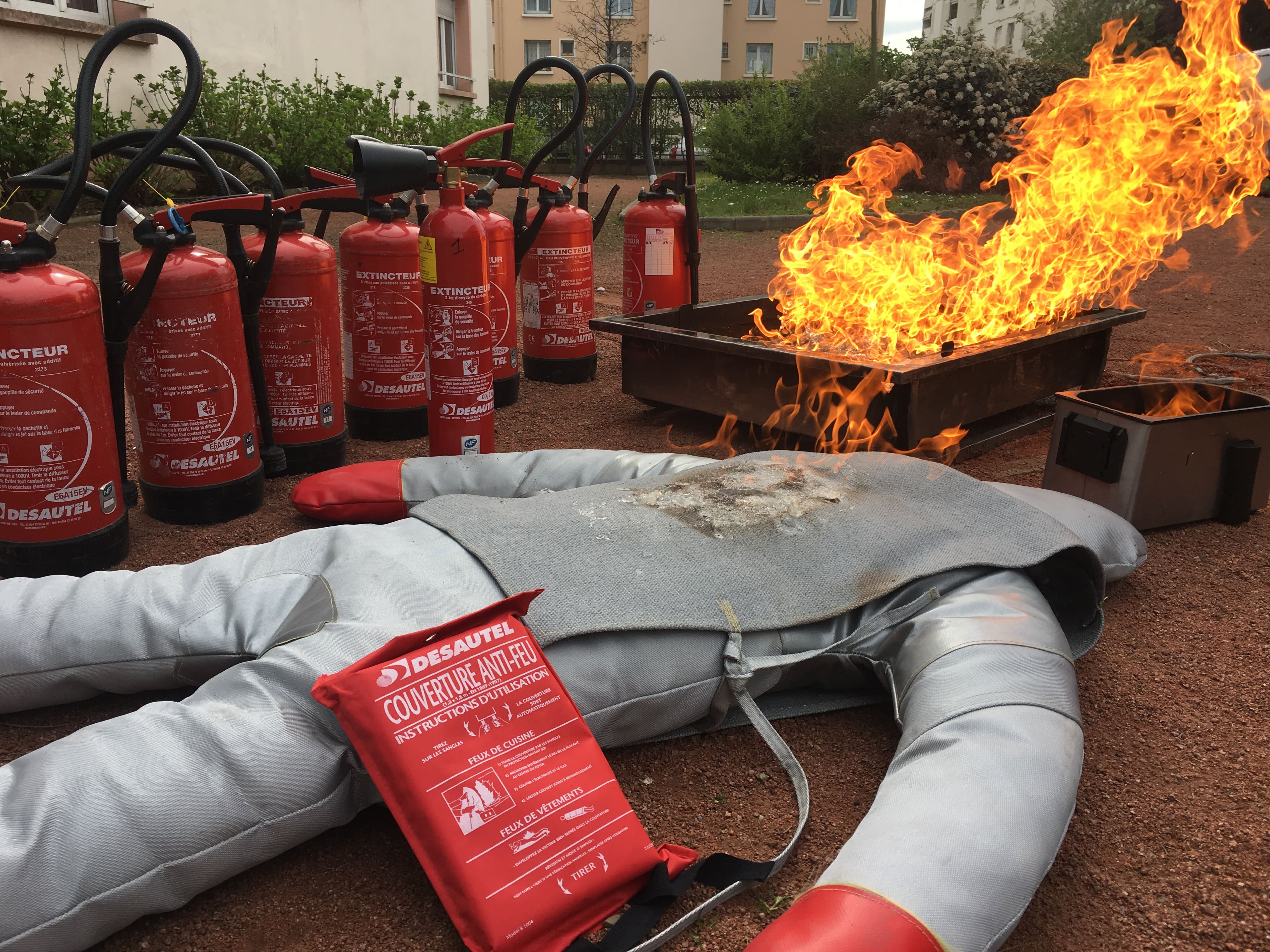 Formation sur l'extinction des incendies avec équipement de sécurité