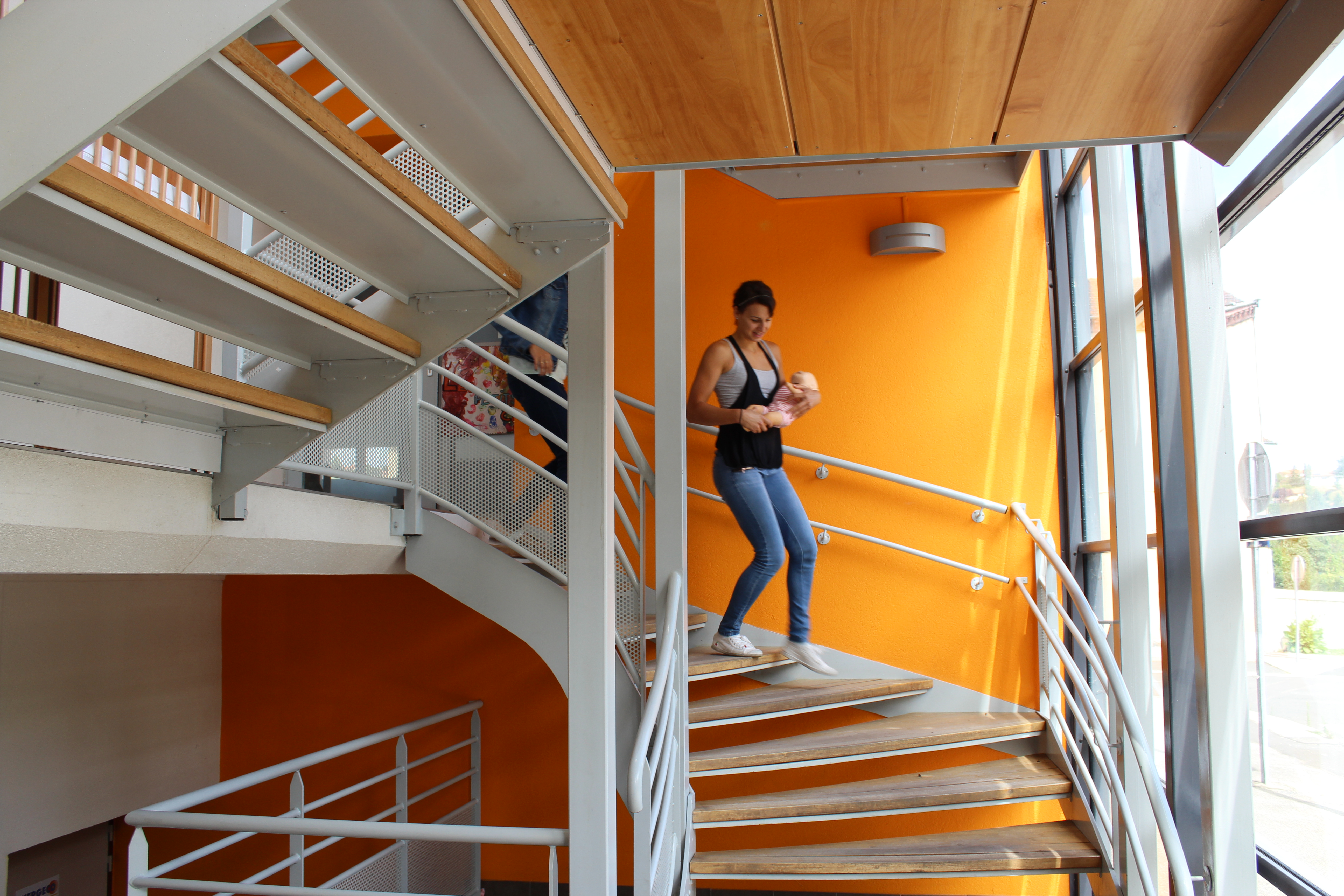 Femme descendant un escalier lors d'un exercice d'évacuation