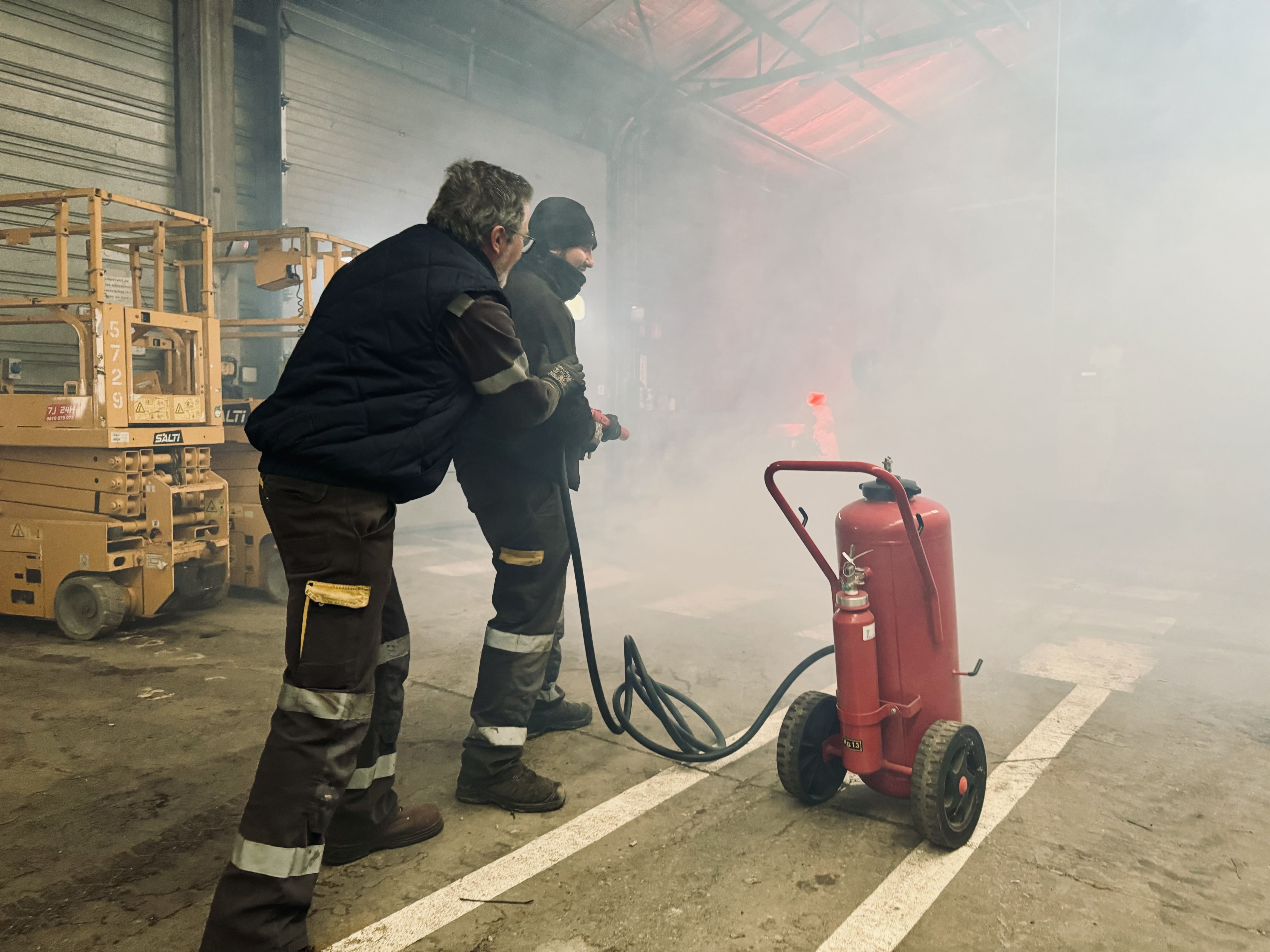 Formation sur l'utilisation d'un extincteur en milieu industriel.