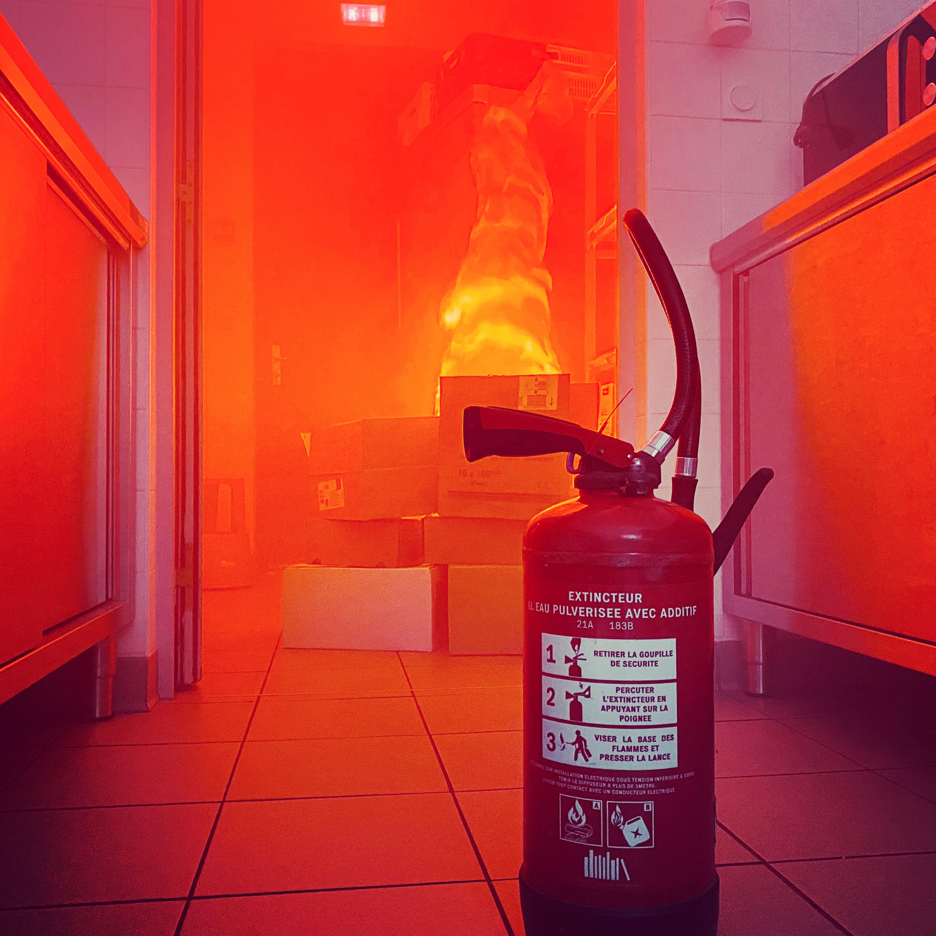 Extincteur devant un feu dans une cuisine