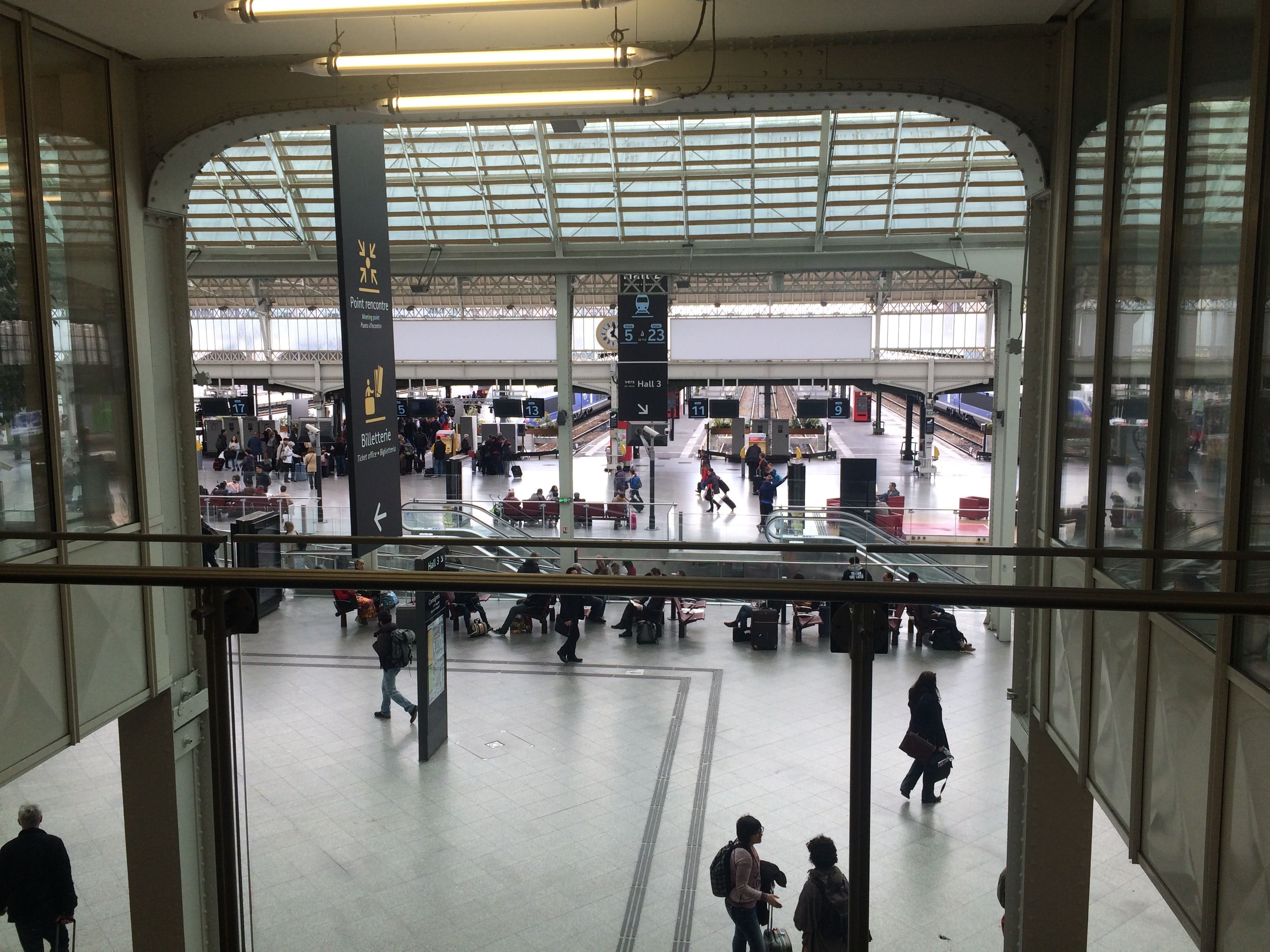 Gare avec passagers et panneaux d'information