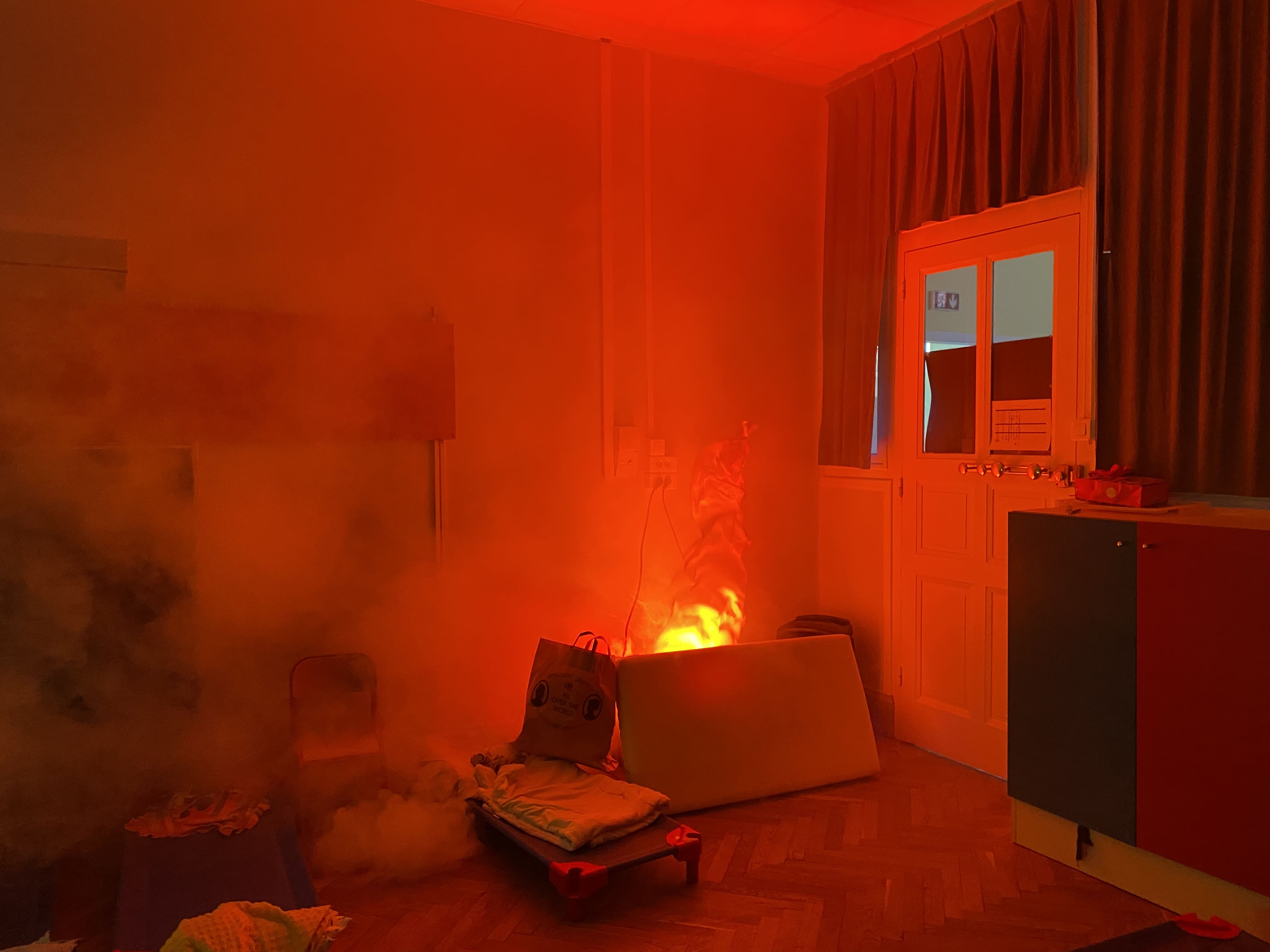 Salle avec fumée et feu visible