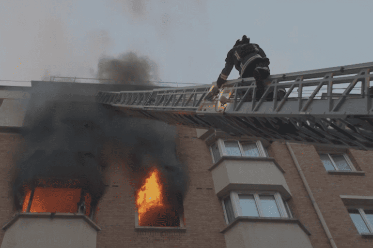 Pompier intervenant sur un incendie dans un immeuble