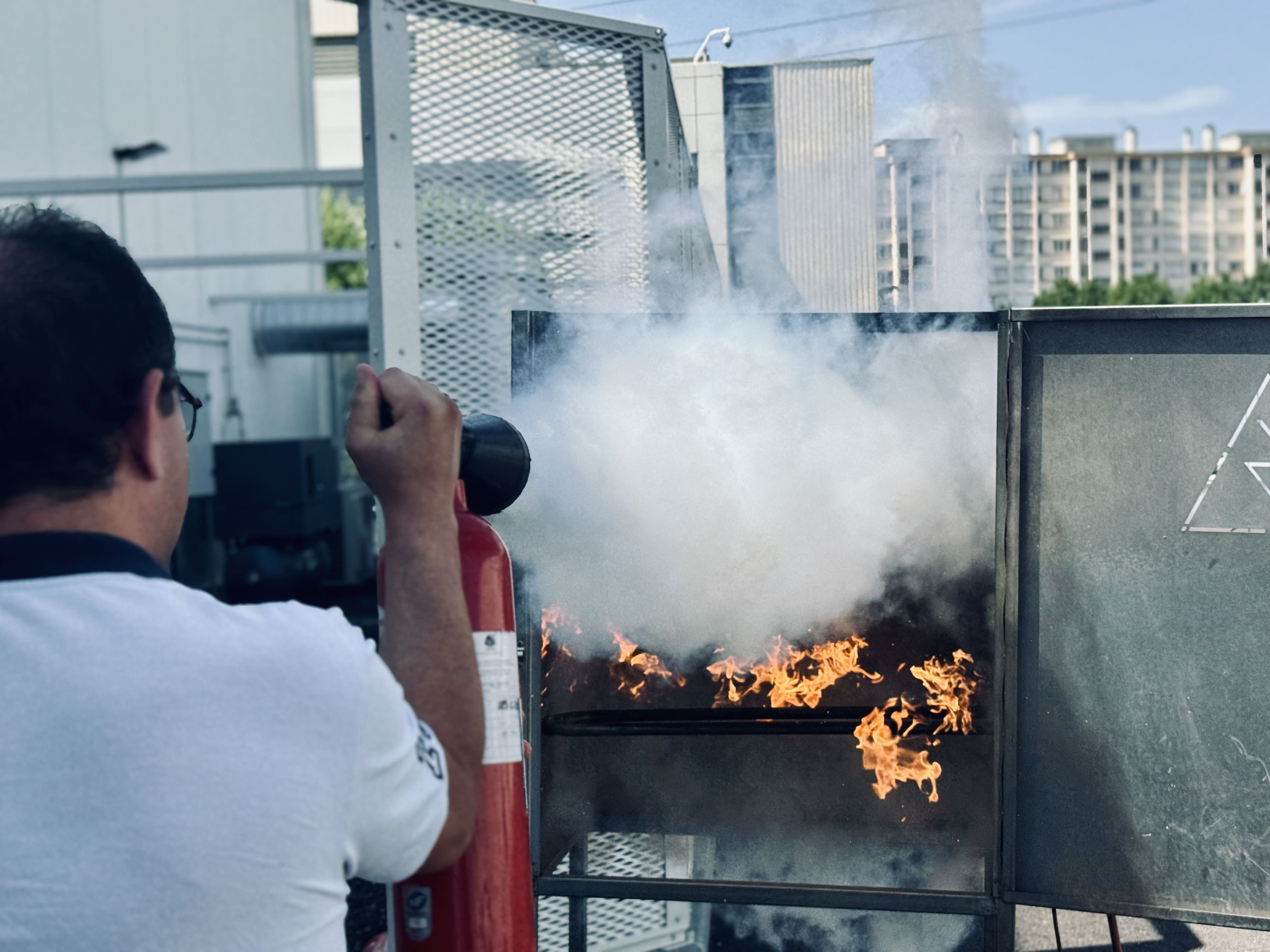 Formation incendie avec un extincteur en action