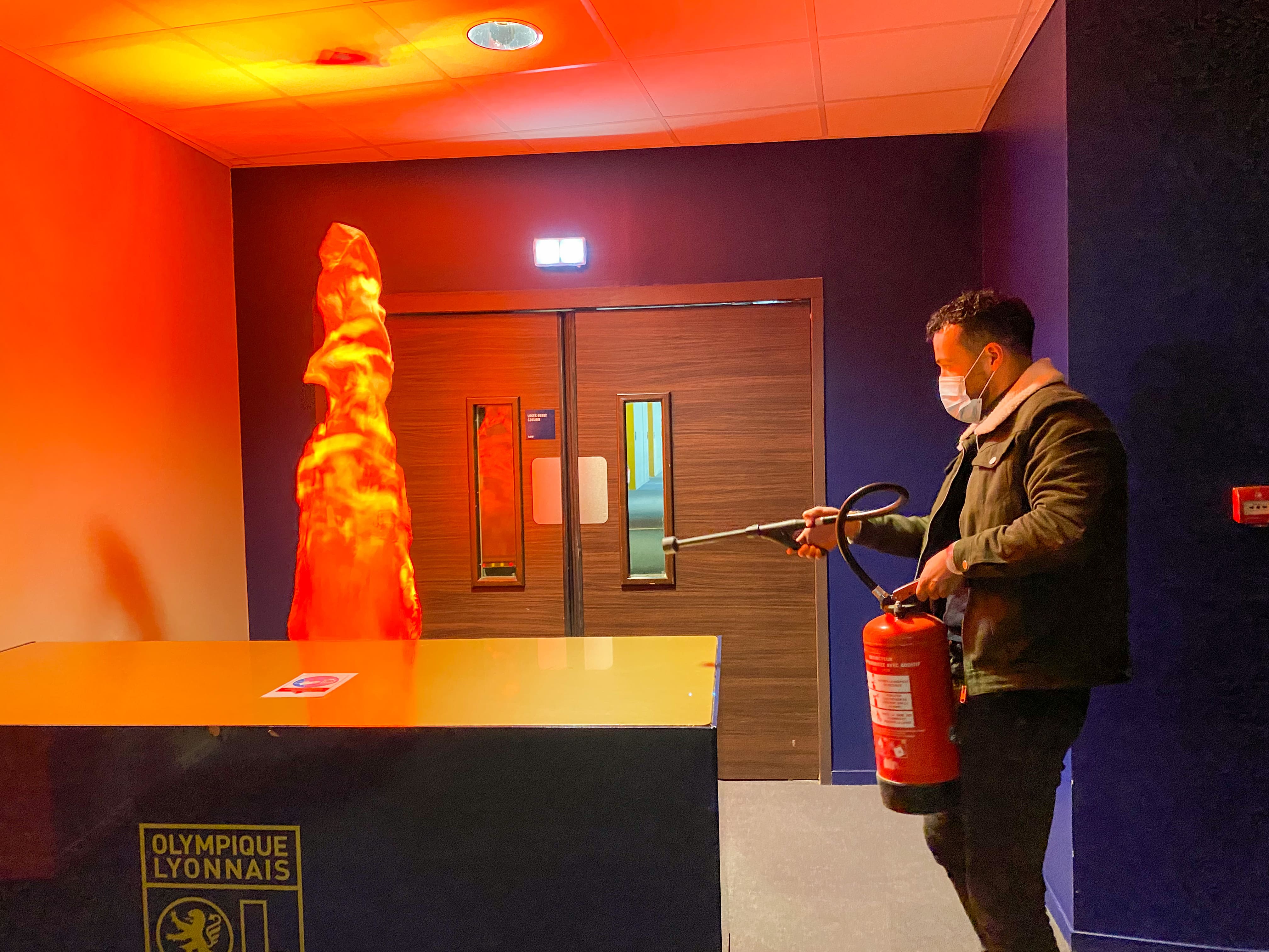 Homme utilisant un extincteur lors d'une formation incendie