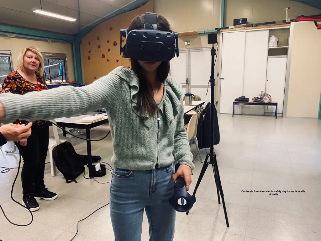 Participant utilisant un casque de réalité virtuelle pour la formation incendie.