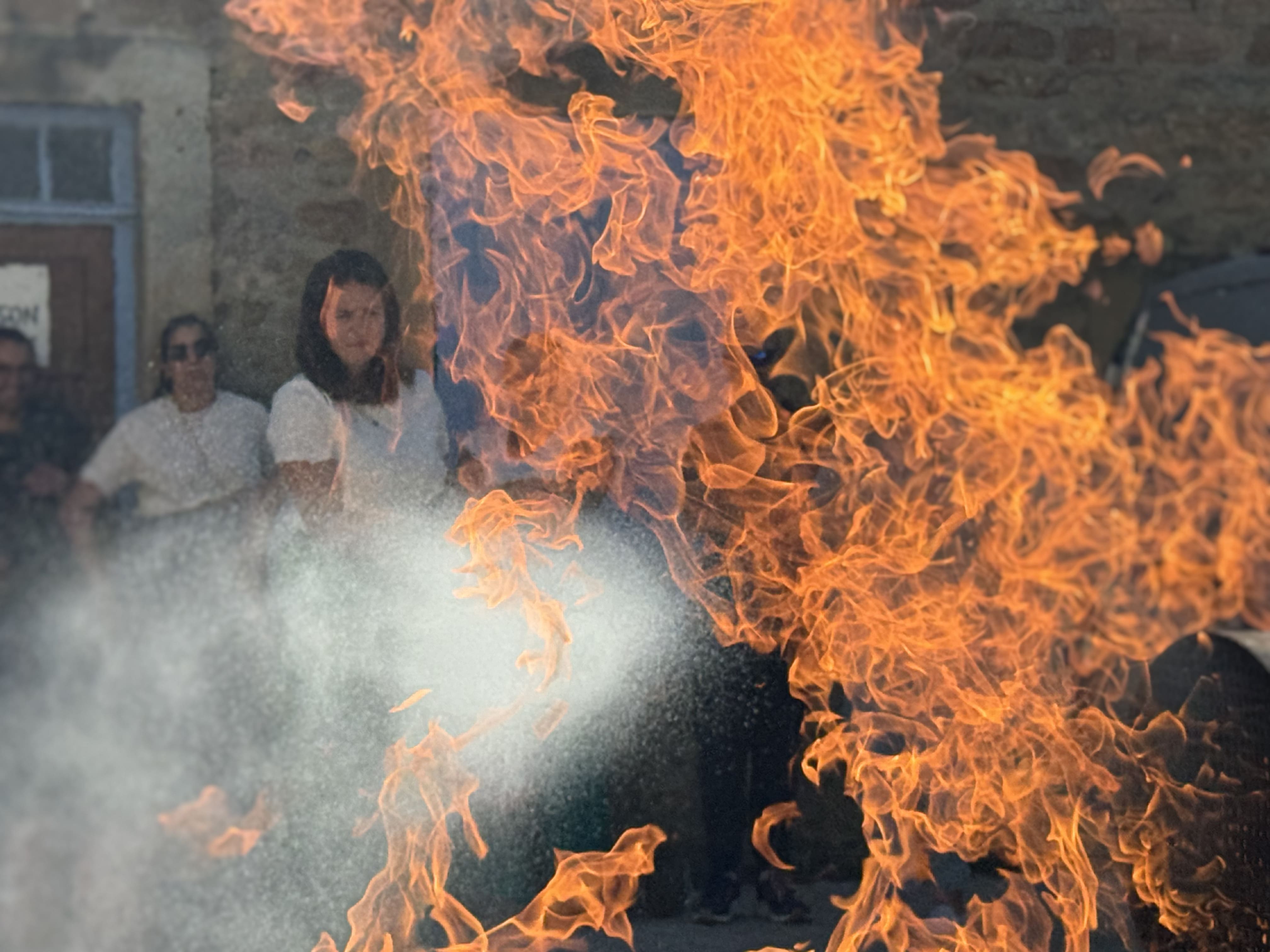 Démonstration de lutte contre un incendie avec des flammes