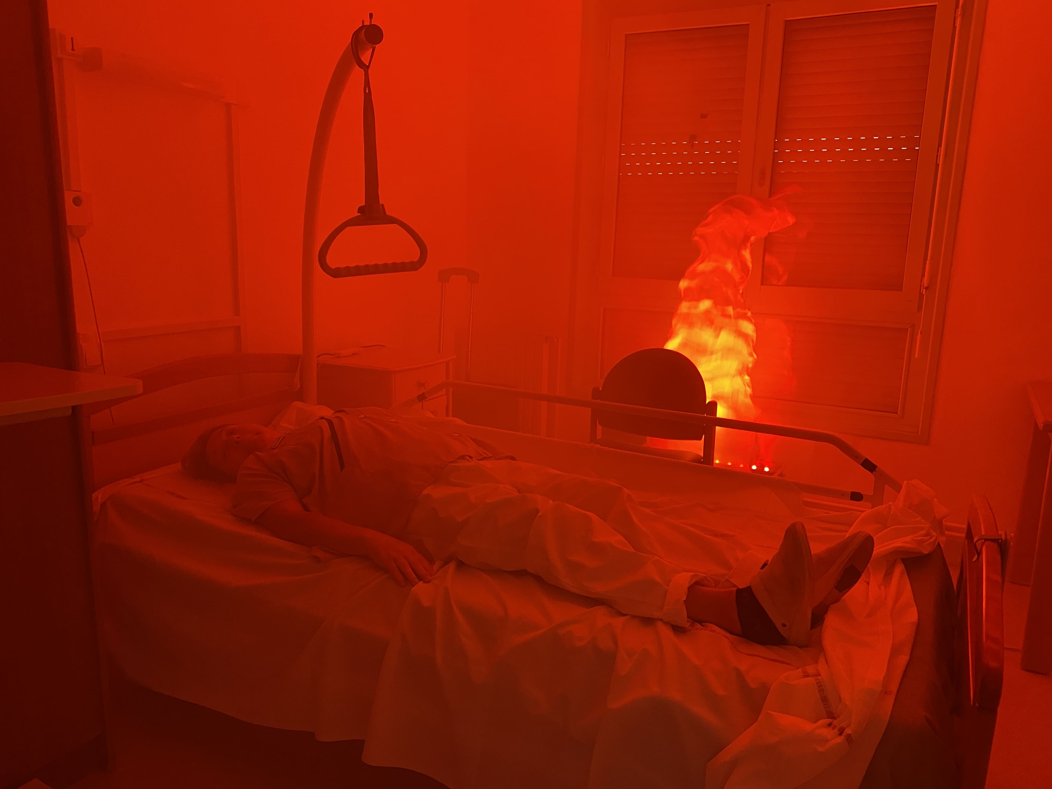 Chambre d'hôpital avec simulation d'incendie