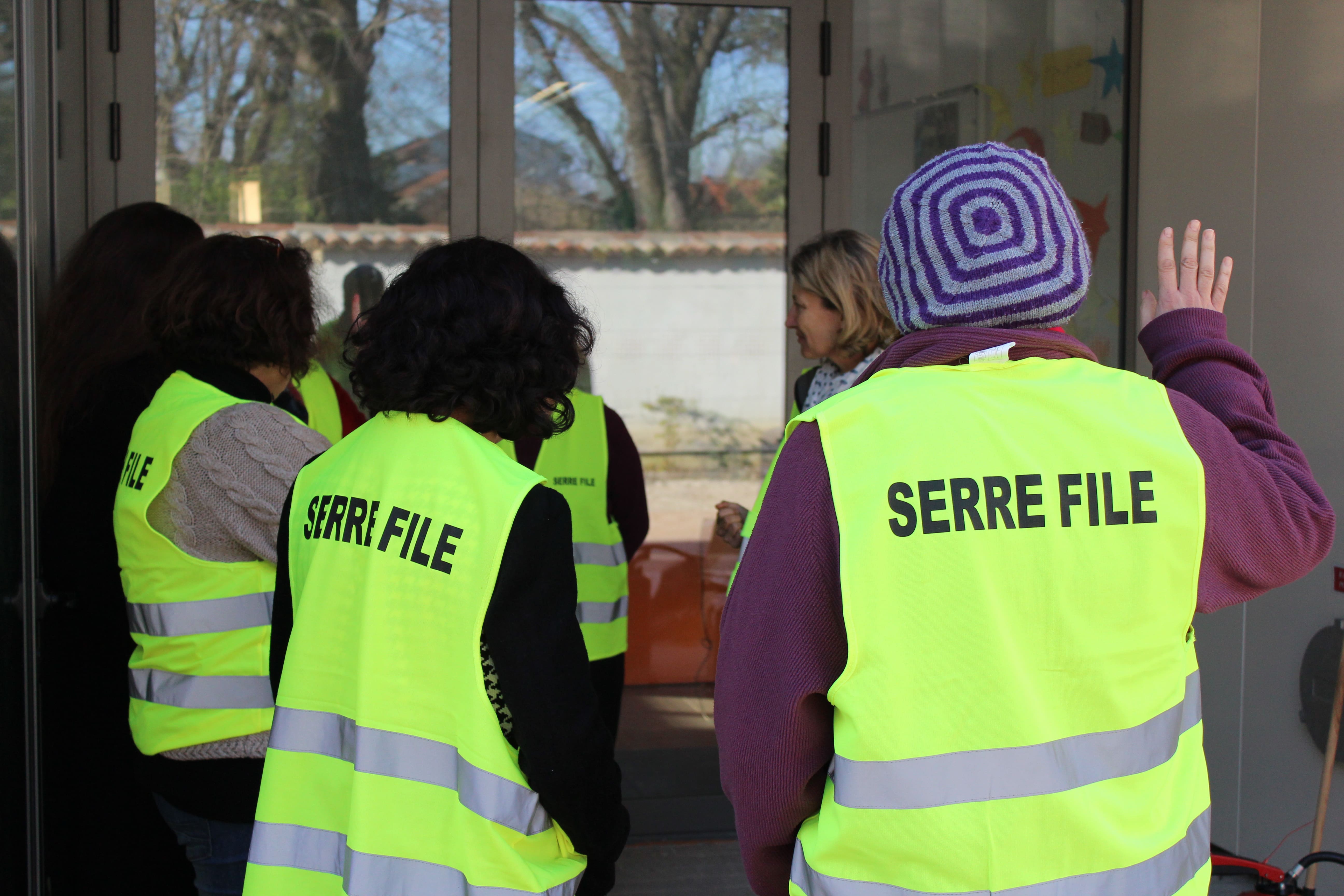 formation-incendie-serre-file Groupe en gilets jaunes lors d'une formation incendie