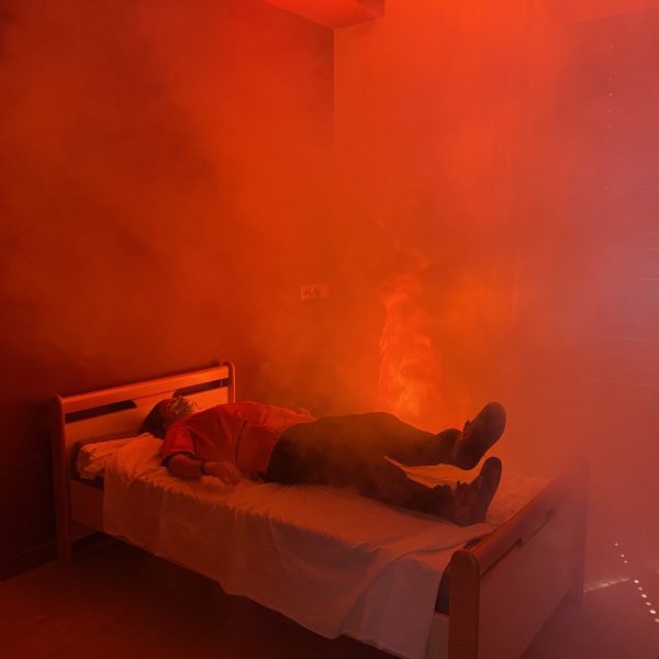 Couloir d’hôtel avec signalétique de sécurité incendie