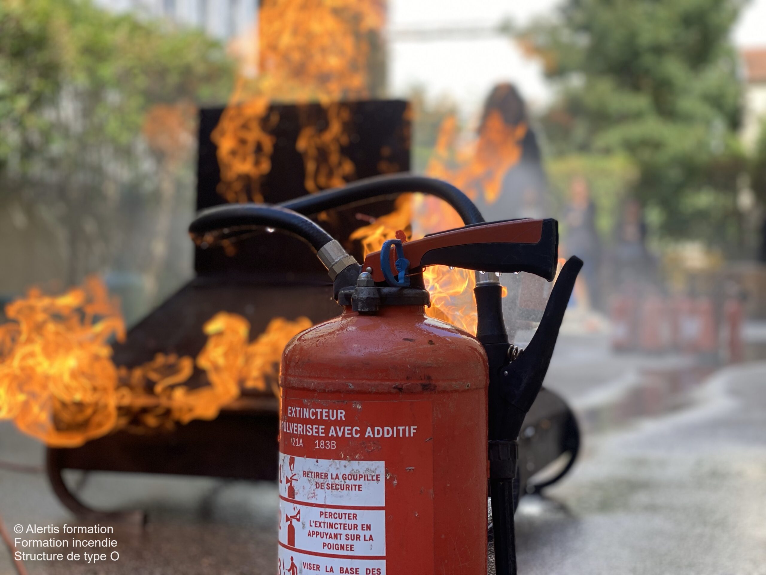 Groupe en exercice d’évacuation incendie devant un internat