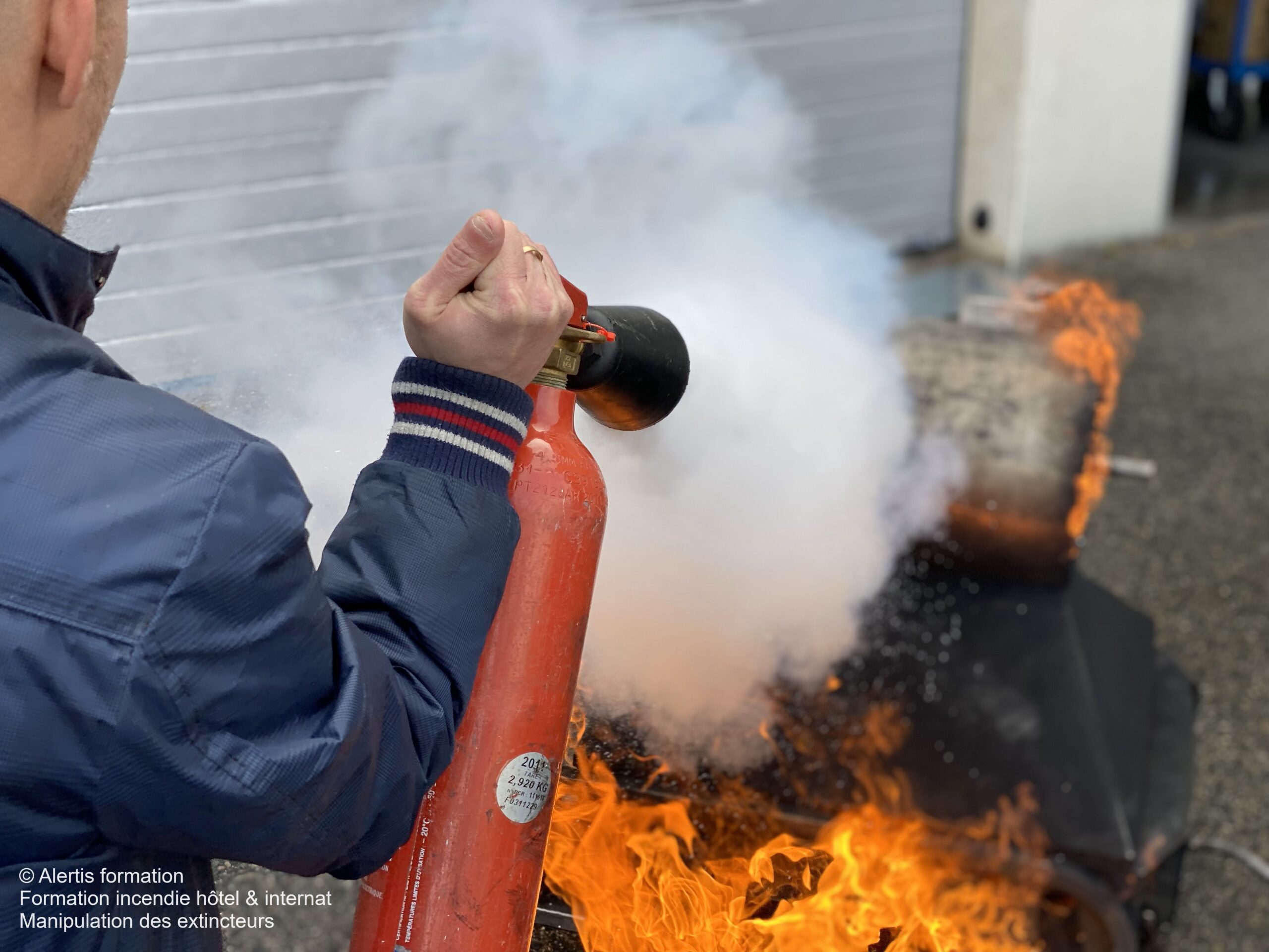 Vérification d’un extincteur dans un hôtel