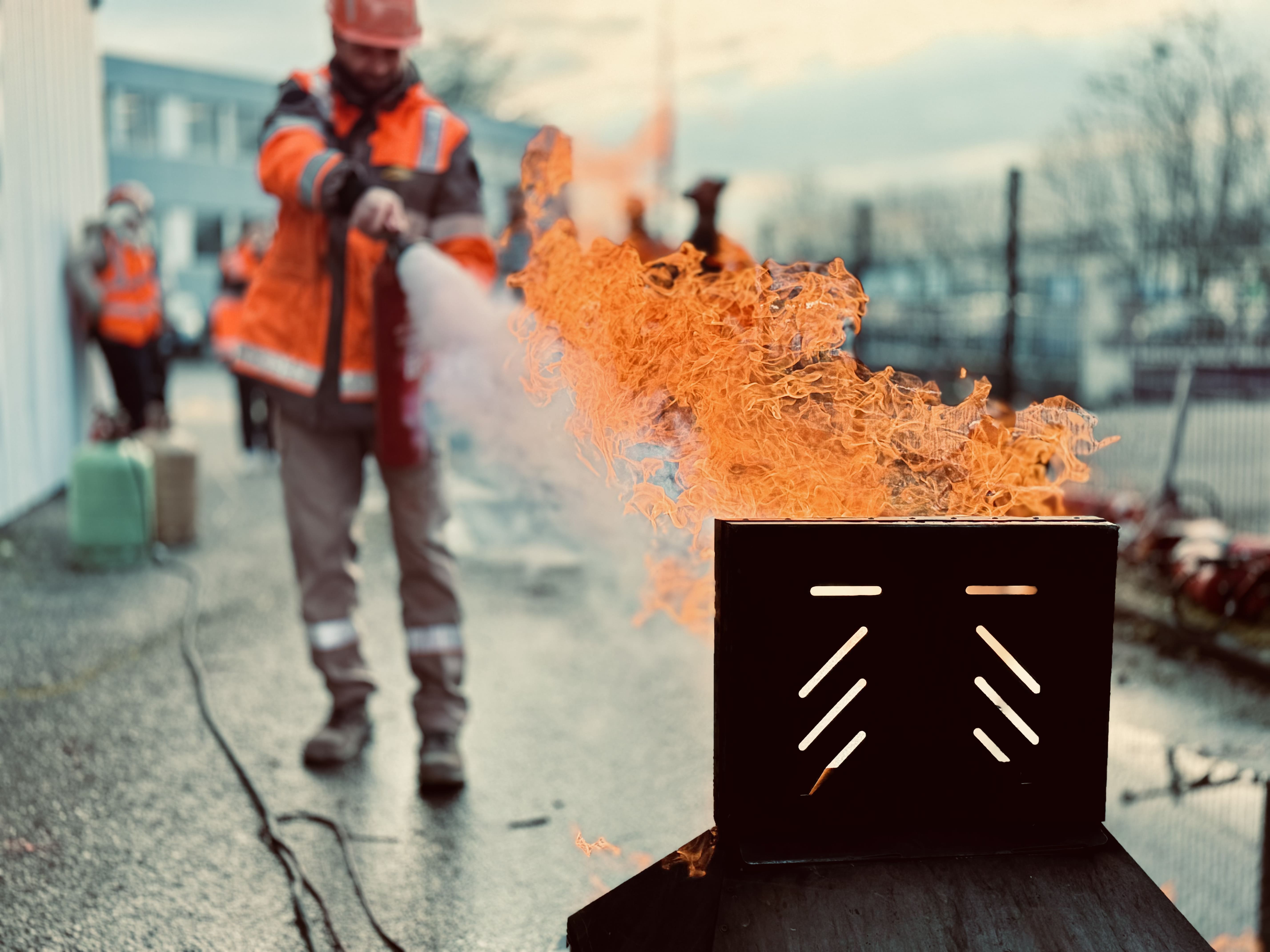 Formation à l'utilisation d'un extincteur lors d'un exercice incendie