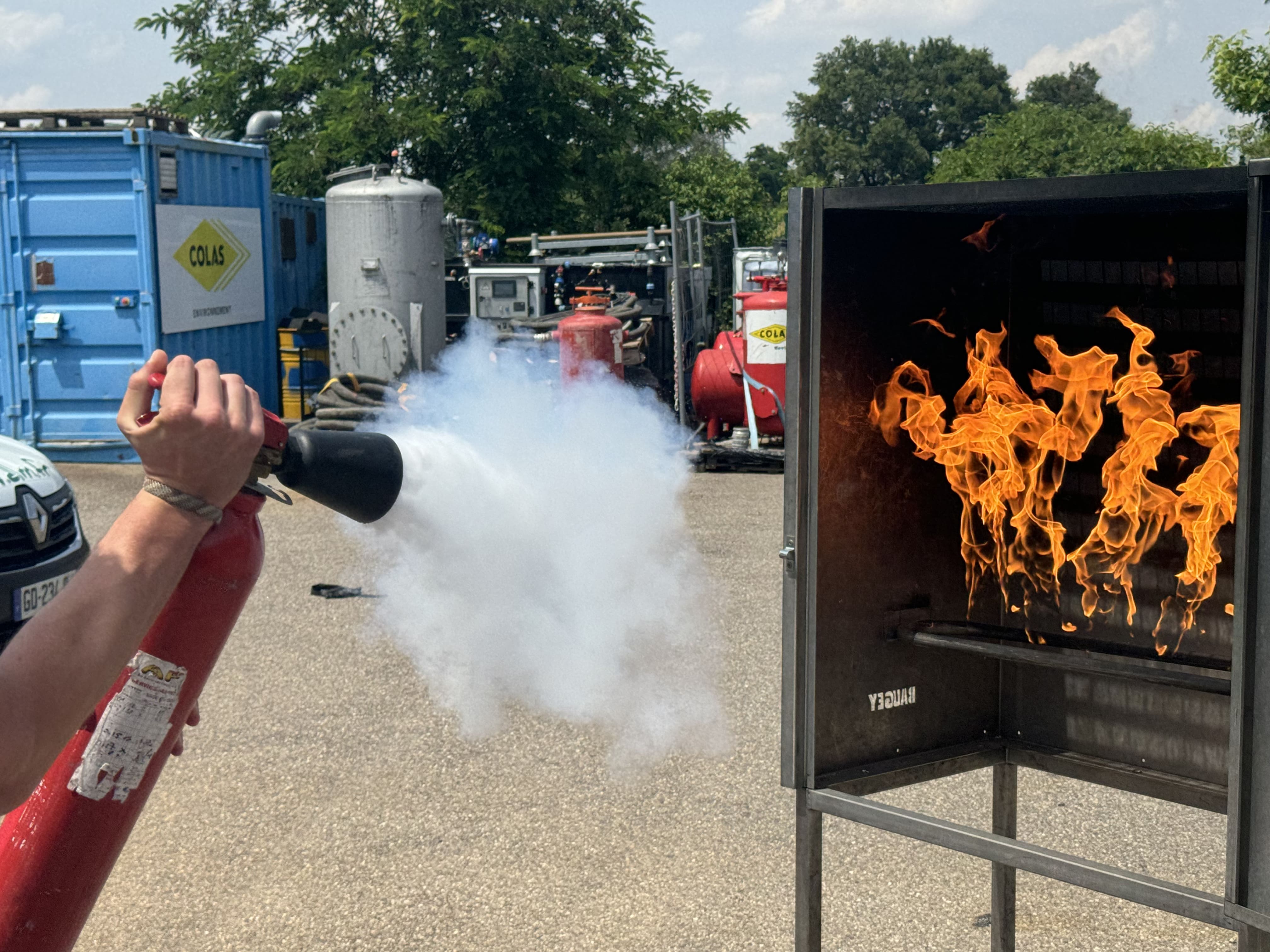 Utilisation d'un extincteur sur un feu