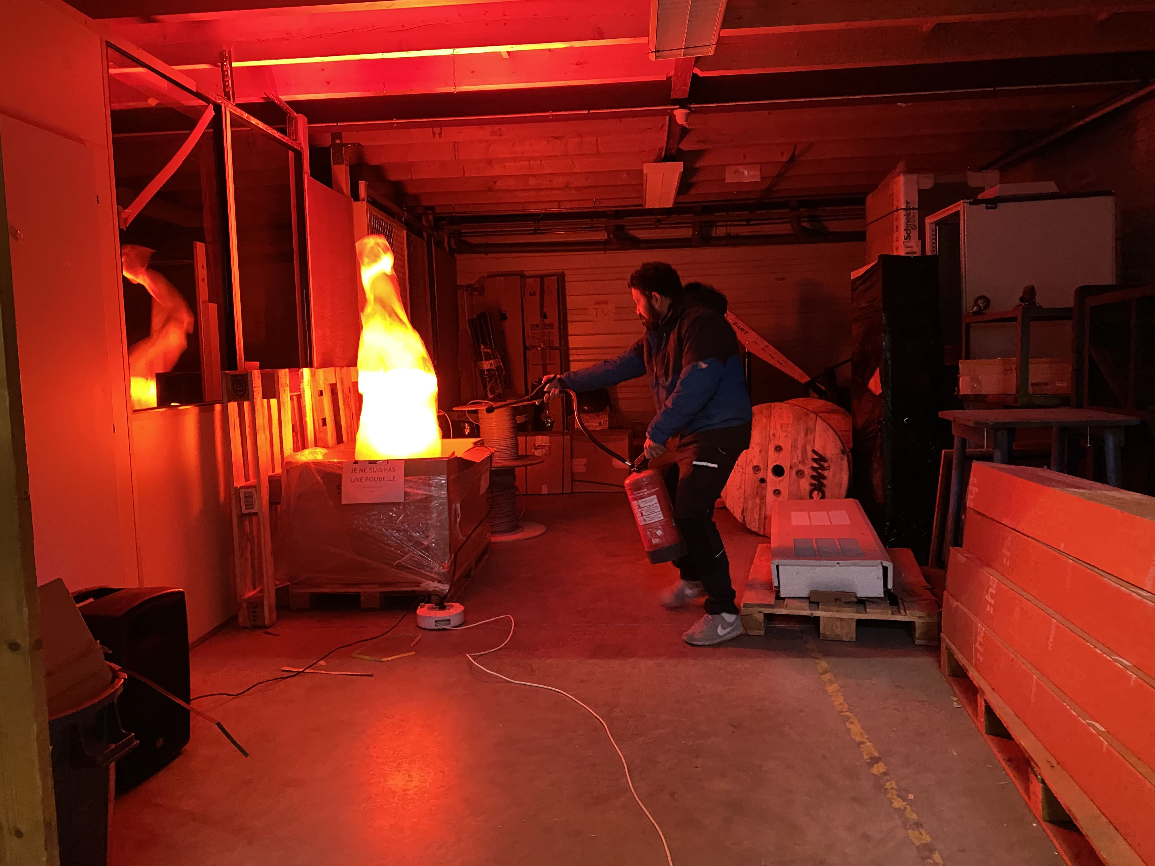 Formation incendie avec un participant utilisant un extincteur