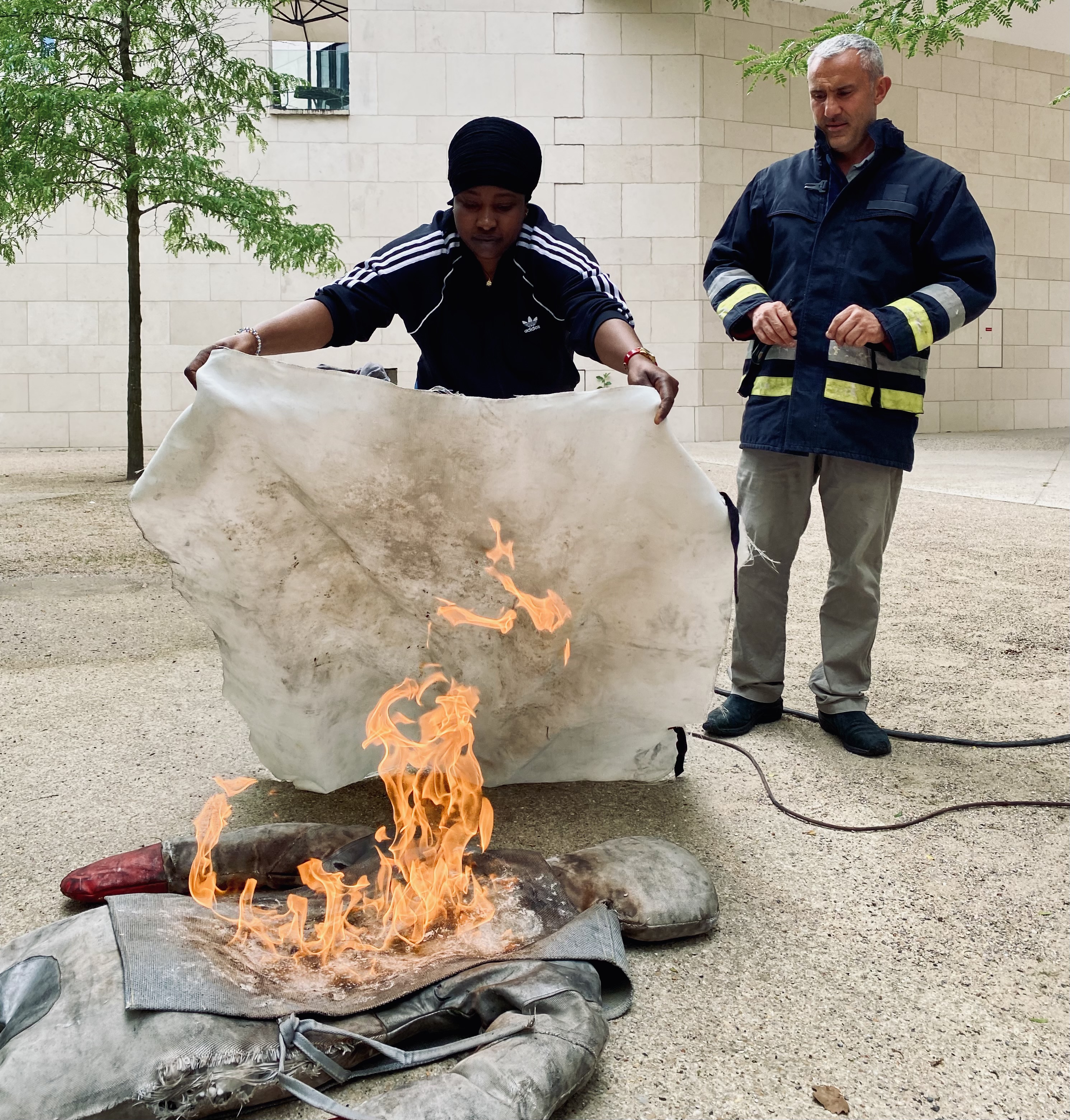 Application des consignes de sécurité avant travaux par point chaud Zone de travail sécurisée pendant une opération de meulage