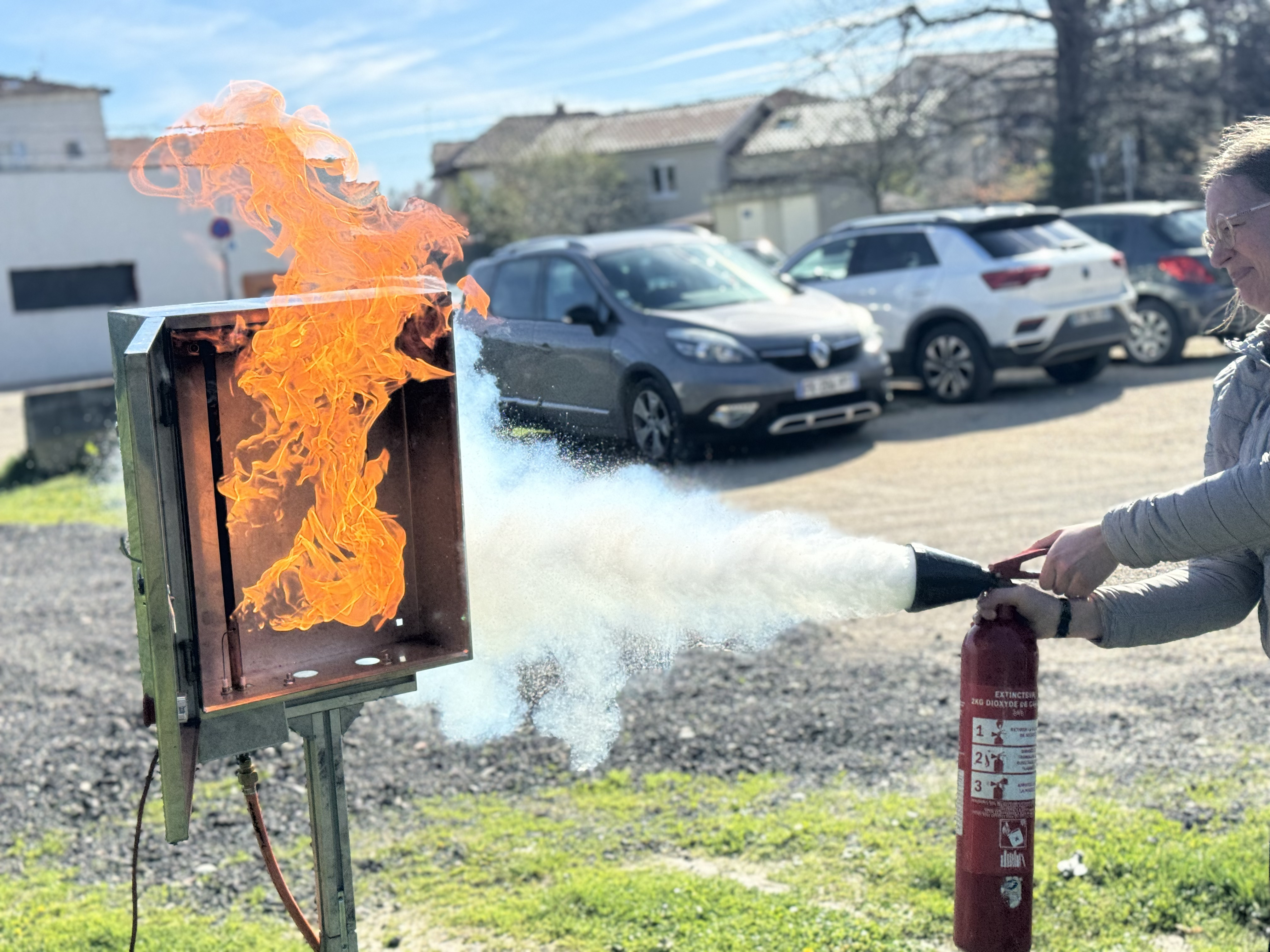 Simulation d’intervention en cas de départ de feu Exercice d’extinction sur feu simulé