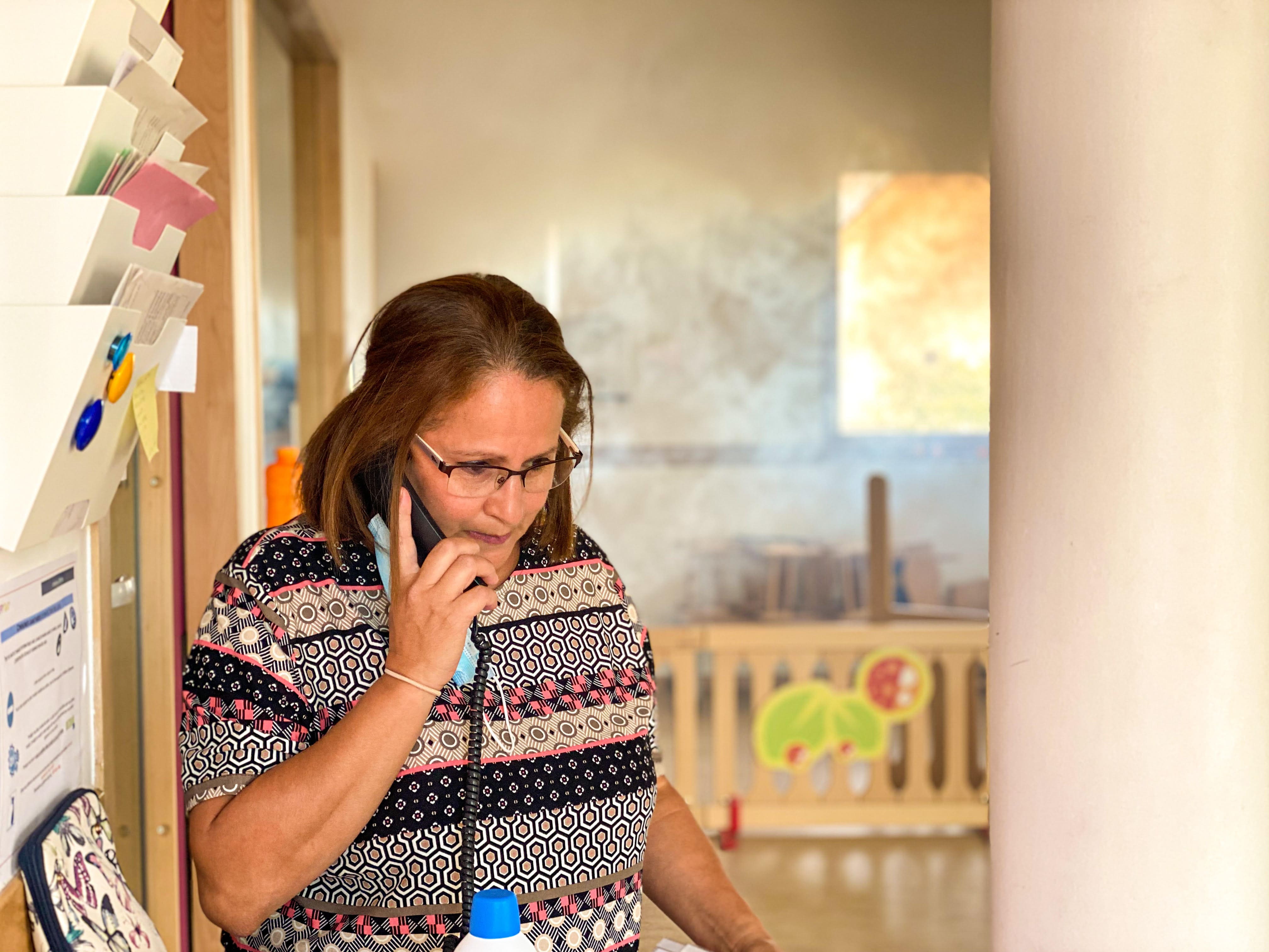 Femme parlant au téléphone dans un environnement enfumé