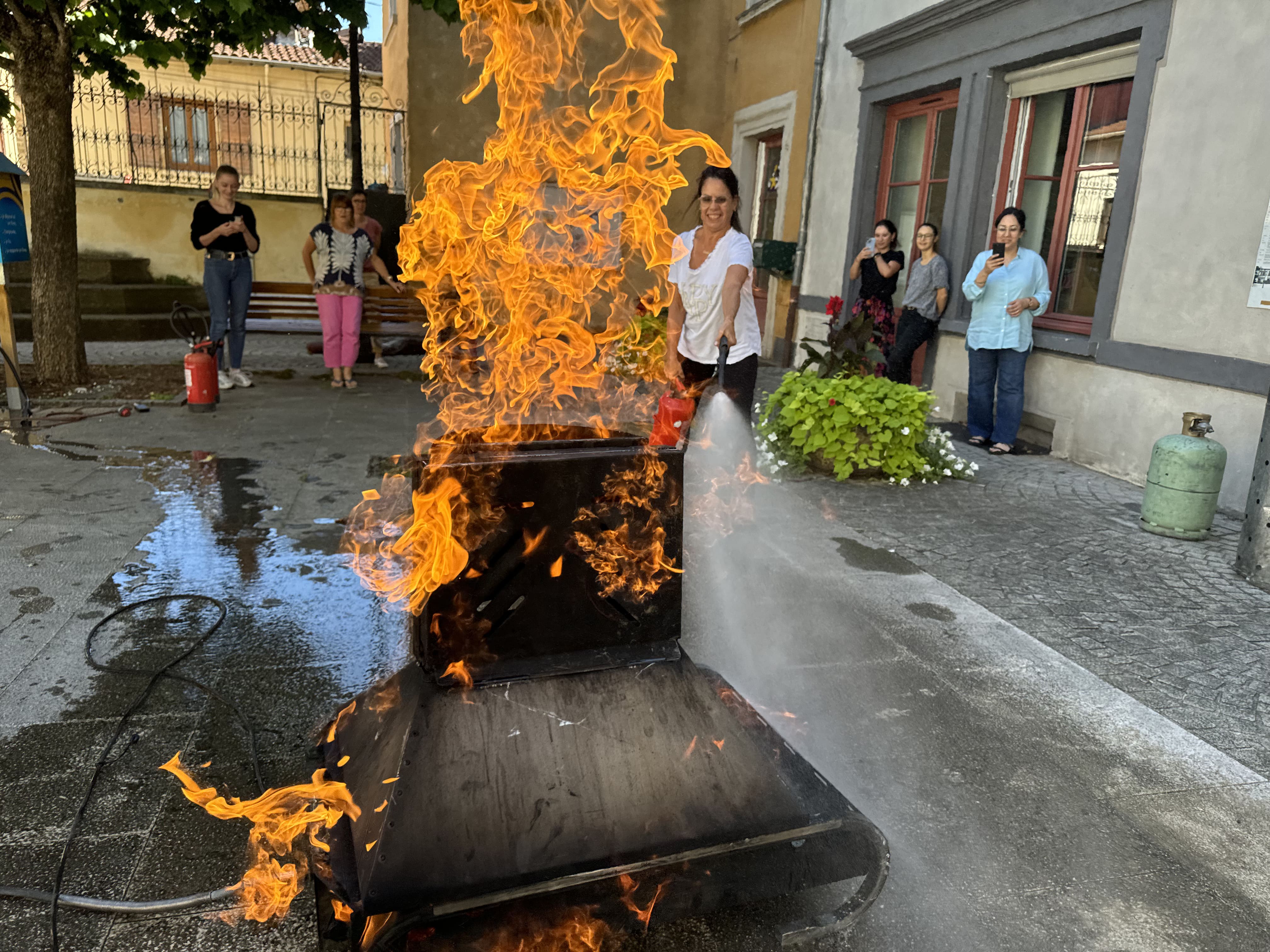 Démonstration d'extinction d'incendie avec un extincteur.